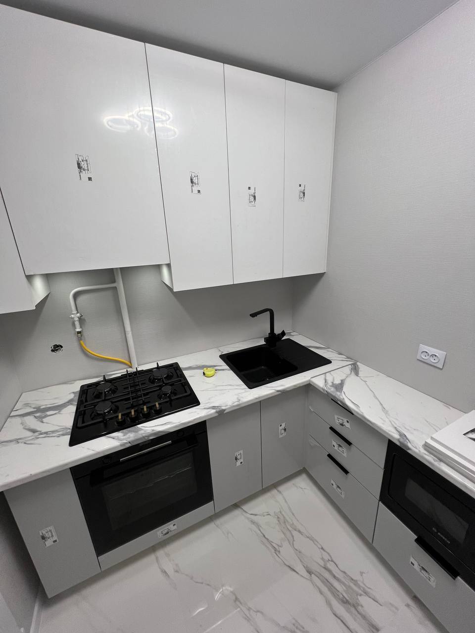 Кухня угловая — Белый и чёрный мрамор